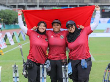 Tim Panahan Putri Indonesia merayakan kemenangan setelah berhasil menaklukkan wakil Singapura pada pertandingan nomor Compound SEA Games 2025 di Kompleks Rajamangala, Bangkok, Kamis (18/12/2025). (Bola.com/Bagaskara Lazuardi)