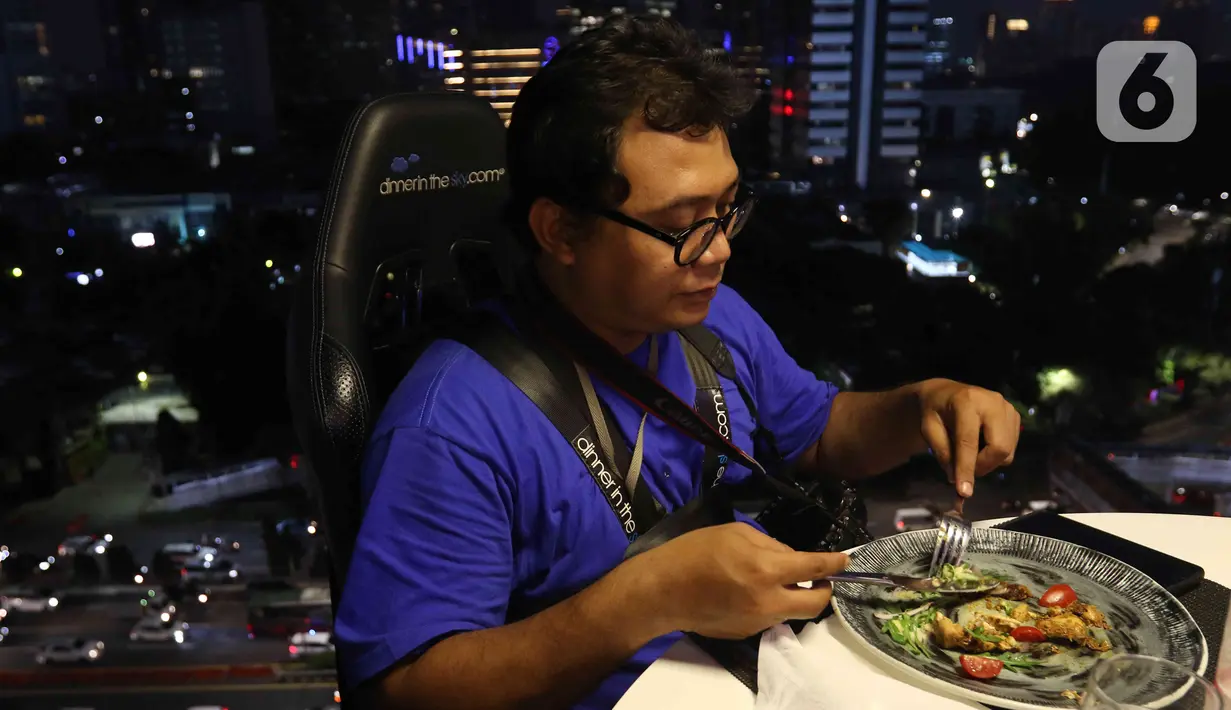 Pengunjung menyantap hidangan di Lounge in the sky, Jakarta, Selasa (29/3/2022). Restoran ini memiliki tingkat keamanan sesuai standar internasional yang tersertifikasi. (Liputan6.com/Herman Zakharia)