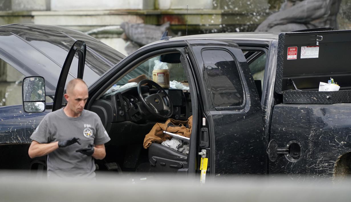 Pihak berwenang menyelidiki sebuah truk pikap yang diparkir di trotoar di depan Perpustakaan Kongres AS, dekat gedung Capitol, Washington, Kamis (19/8/2021). Pengemudi truk itu memberitahu petugas bahwa ia memiliki sebuah bom sambil memegang apa disebutnya sebagai detonator (AP Photo/Carolyn Kaster)