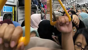 KRL Rute Jakarta Kota-Bogor Gangguan, Penumpang Gerah Tertahan 40 Menit
