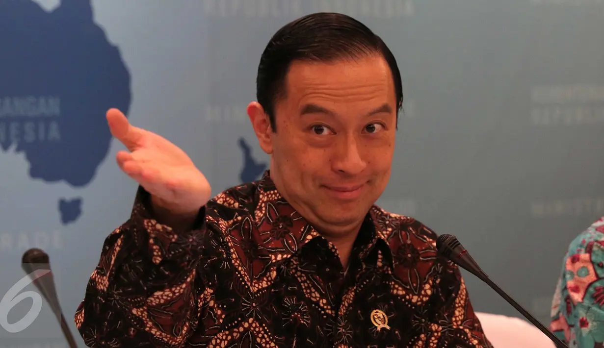 Menteri Perdagangan Thomas Lembong saat mengumumkan hasil pengawasan semester II tahun 2015 di Gedung Kemendag, Jakarta, Selasa (22/12/2015). Kemendag mendapati 51 pelangaran SNI dan 49 pelanggar MKG. (Liputan6.com/Angga Yuniar)