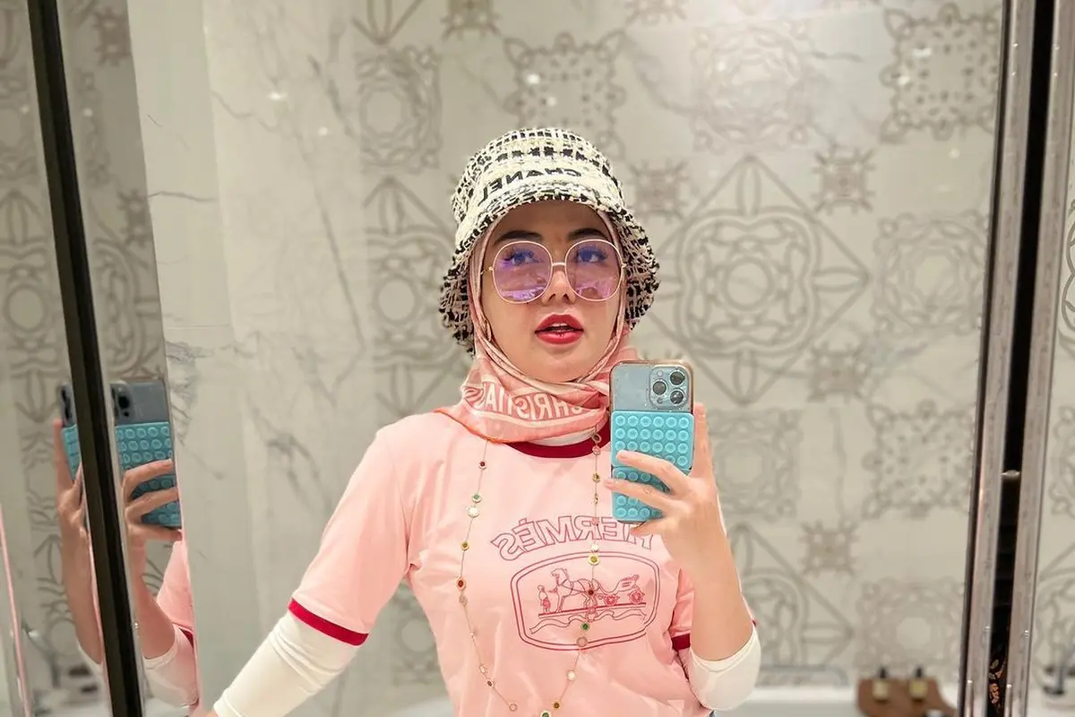 Intip Bella Shofie Pamer Gaya Hijab Pakai Topi