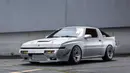 Mitsubishi Starion: Mobil yang didevelop pada 1980an ini memiliki desain yang berbeda dibanding sports car JDM lain di eranya. Desainnya terlihat mengotak dengan tampilan yang sangat keren. Fender depan dan belakang juga sangat gemuk sehingga memberikan kesan agresif. Mesinnya menggunakan 2.600cc 4-silinder turbo yang memproduksi tenaga sekitar 300 Hp. Gimana menurutmu? Lebih bagus dari RX-7 FC kan? (Source: motortrend.com)