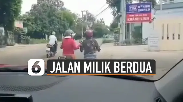 VIDEO: Serasa Milik Berdua, Emak-Emak Kendarai Motor Berhenti dan Ngobrol di Tengah Jalan