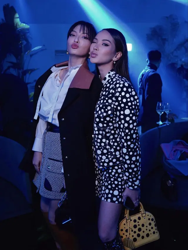Pose Raline Shah dan Alyssa Daguise di fashion show Louis Vuitton di Seoul, Korea Selatan (Foto: Instagram (ralineshah/alyssadaguise)