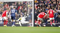 Gelandang muda Arsenal, Reiss Nelson, saat mencetak gol ke gawang Nottingham Forest pada laga Premier League di Emirates Stadium, Minggu (30/10/2022). Arsenal menang telak 5-0 dalam pertandingan ini. (AP Photo/David Cliff)