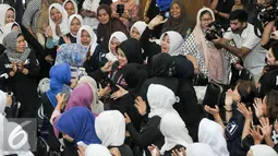 Sylviana Murni disambut ratusan perempuan dari komunitas Perempuan Asli Jakarta di Jakarta Pusat, Jumat (25/11). Konsolidasi tersebut untuk mencari dukungan pasangan cagub dan cawagub DKI Jakarta nomor urut satu. (Liputan6.com/Yoppy Renato)