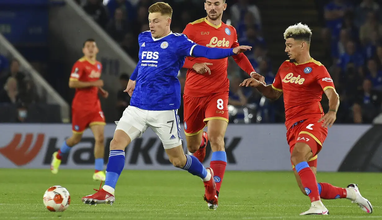 Bek Napoli, Kevin Malcuit (kanan) berusaha merebut bola dari pemain Leicester, Harvey Barnes pada pertandingan sepak bola Grup C Liga Europa antara Leicester City dan Napoli di King Power Stadium di Leicester, Inggris, Kamis, 16 September 2021. (AP Photo / Rui ) Viira)