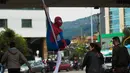 Jahn Fredy Duque beraksi di jalanan Bogota, Kolombia, Senin (24/4). Duque mencari nafkah dengan melakukan atraksi layaknya Spiderman. (AFP Photo/RAUL ARBOLEDA)