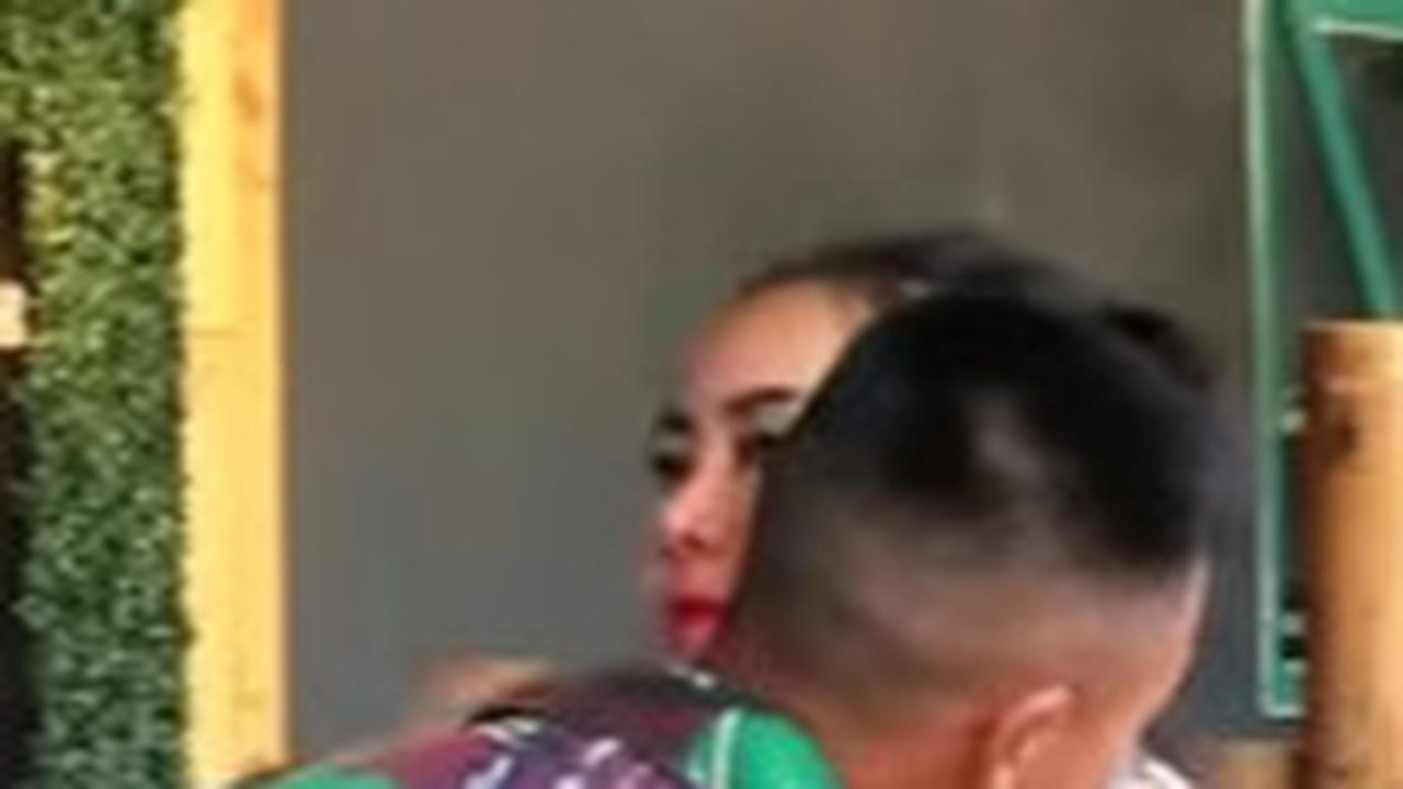 Perwira TNI ini juga terlihat cium tangan dan memeluk istri Mayjen Kunto Arief.<br>
