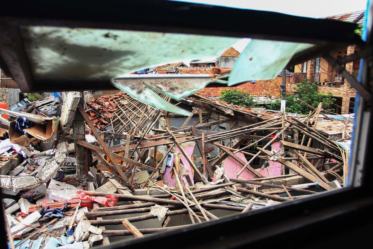 FOTO: Ledakan Misterius Guncang Pondok Cabe Ilir, 13 Rumah Rusak dan 7 Warga Luka