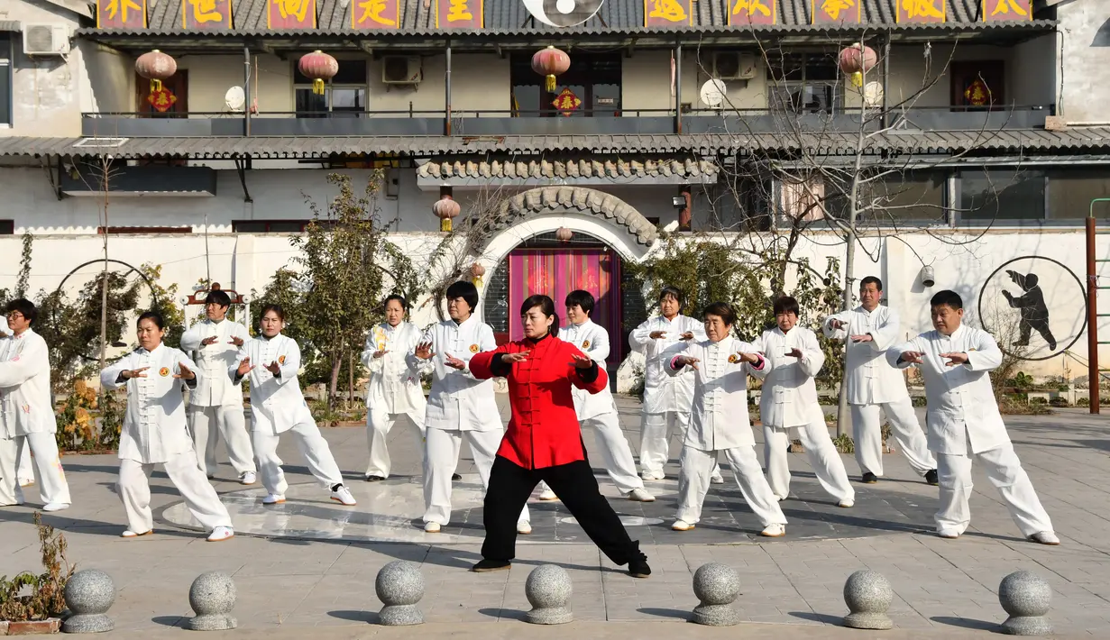Pencinta Taichi atau Taijiquan berlatih di sebuah sekolah seni bela diri tradisional di Distrik Yongnian, Kota Handan, Provinsi Hebei, China tengah pada 16 Desember 2020. UNESCO pada Kamis (17/12) memasukkan Taichi China ke dalam Daftar Representatif Warisan Budaya Takbenda Kemanusiaan. (Xinhua)