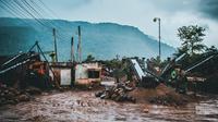 BMKG sebut tanah longsong dan banjir bandang menjadi bencana lanjutan yang patut diwaspadai oleh warga Cianjur. (unsplash.com/Sadiq Nafee)