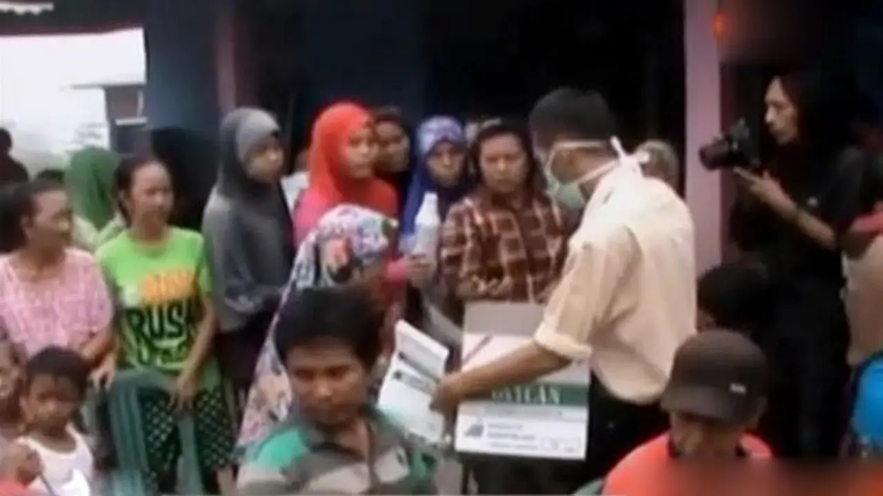 Relawan Bagikan Tabung Oksigen di Wilayah Terdampak Kabut Asap