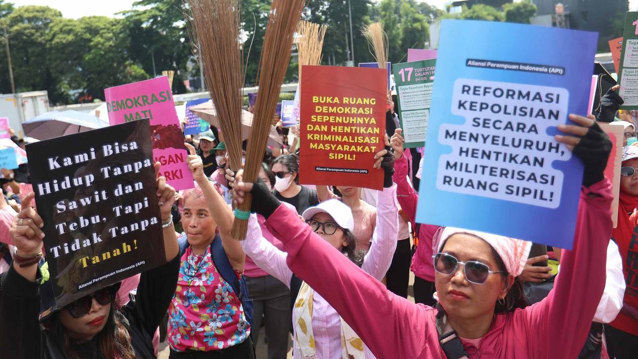 FOTO: Perempuan Turun ke Jalan, Suarakan Keadilan dan Hentikan Kekerasan