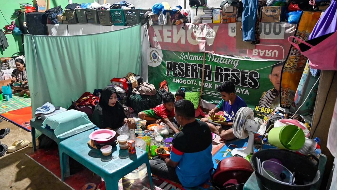 FOTO: Ramadan di Tengah Pengungsian Korban Banjir Aceh