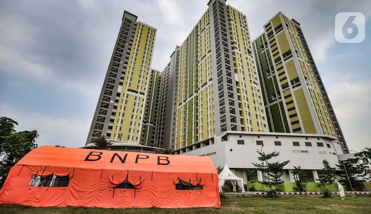 Suasana di Rumah Sakit Darurat Covid (RSDC) Rusun Pasar Rumput, Jakarta, Senin (2/8/2021). Sebanyak 466 pasien yang terdiri atas 220 laki-laki dan 246 perempuan masih menjalani rawat inap di Rusun Pasar Rumput, angka ini menurun dari hari sebelumnya yakni 494 orang. (merdeka.com/Iqbal S Nugroho)