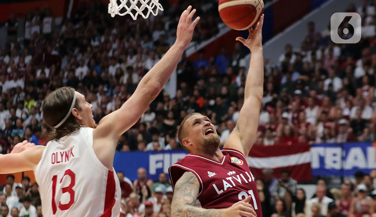 Pemain timnas basket Latvia, Aigars Skele (kanan) saat berhadapan dengan pebasket Kanada, Kelly Olynyk pada laga terakhir penyisihan Grup H FIBA World Cup 2023 di Indonesia Arena, Gelora Bung Karno, Jakarta, Selasa (29/8/2023). (Liputan6.com/Helmi Fithriansyah)