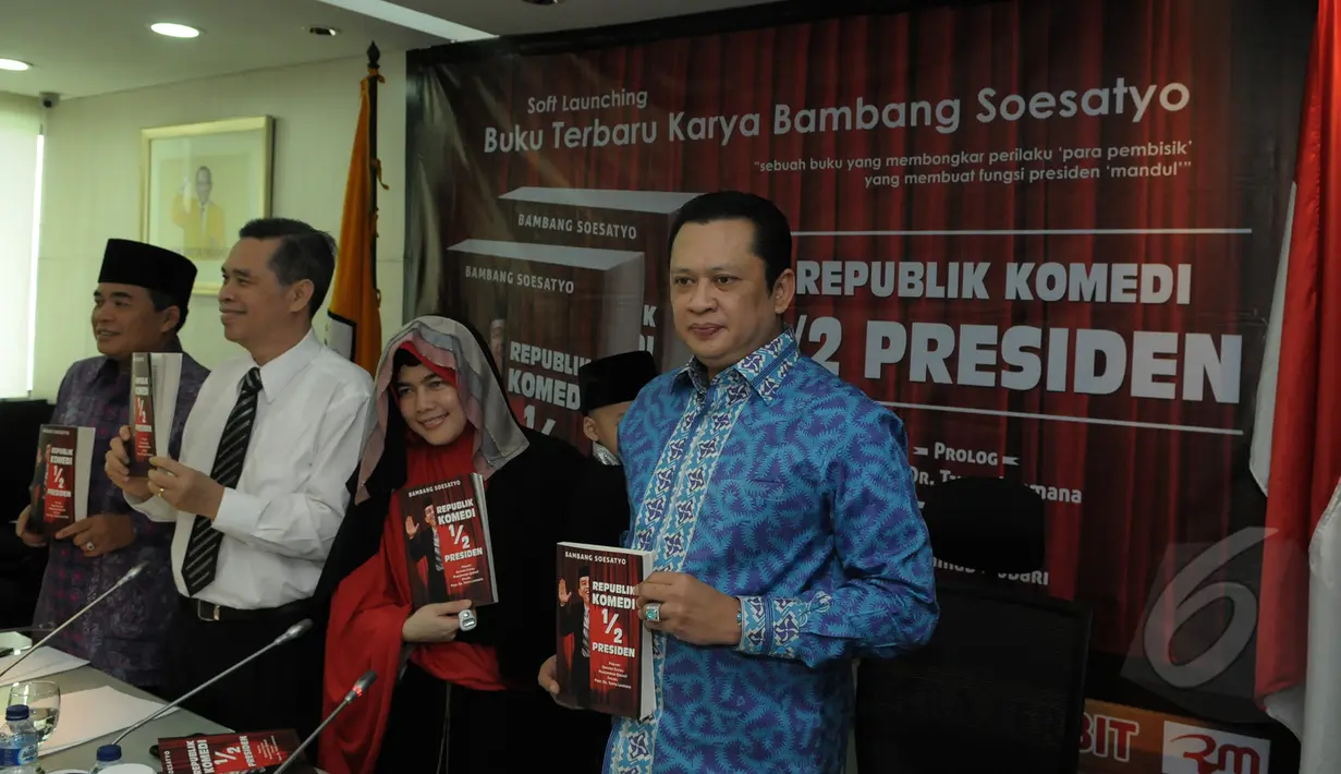 Sekretaris Fraksi Partai Golkar, Bambang Soesatyo (kanan) meluncurkan buku yang berjudul "Republik Komedi 1/2 Presiden" di Komplek Parlemen, Senayan, Jakarta (26/3/2015). (Liputan6.com/Andrian M Tunay)