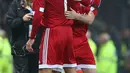 David Beckham (kiri) saat digantikan anaknya Brooklyn pada laga amal di Old Trafford, Inggris, Sabtu (14/11/2015). David David Beckham dan Brooklyn sama - sama mengenakan nomor punggung 7. (Dailymail)