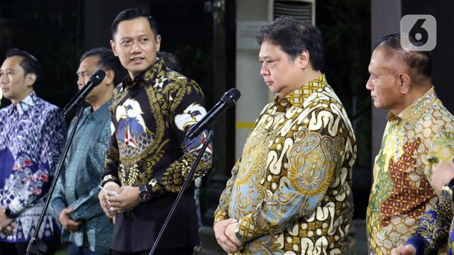 Senyum Hangat AHY Sambut Kedatangan Airlangga Hartarto di Puri Cikeas