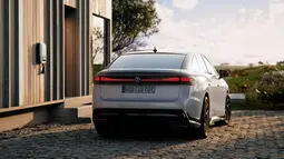 Buritan VW ID.7 mengusung bahasa desain yang serupa dengan ID.Buzz dan ID.4. Lampunya memanjang dari ujung ke ujung. Bagian pintu bagasi mendapatkan aksen seperti ducktail yang membuatnya terlihat sporty. Pada bagian bumper juga disematkan ornamen hitam layaknya sebuah diffuser. (Source: Volkswagen via caranddriver.com)