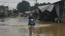 Saat ini, ratusan warga terdampak banjir telah dievakuasi ke lokasi yang lebih kering atau aman. (merdeka.com/Arie Basuki)