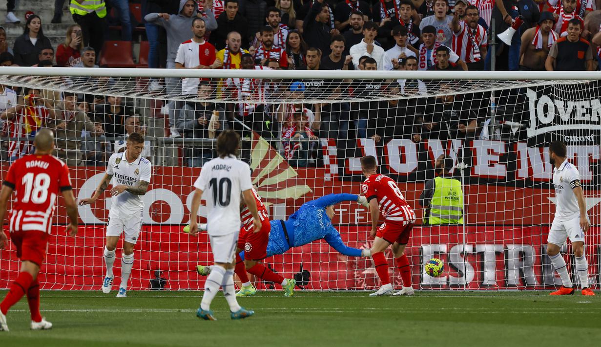 Pemain Girona, Taty Castellanos, mencetak gol ke gawang Real Madrid pada laga Liga Spanyol di Stadion Montilivi, Rabu (26/04/2023). Gol-gol Girona semuanya dicetak oleh satu pemain yakni Valentin Castellanos. Sementara gol balasan Madrid dicetak oleh Vinicius Jr dan Lucas Vazquez. (AP Photo/Joan Monfort)