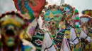 Sejumlah penari atau "Kukeri" mengenakan kostum dan topeng saat Festival Internasional Masquerade Games di Pernik, Bulgaria (28/1). (AFP/Nikolay Doychinov)