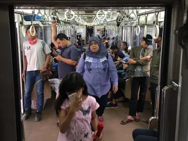 Penumpang memadati gerbong KRL Commuter Line di Jakarta, Sabtu (27/1). PT Kereta Commuter Indonesia, operator KRL Commuter Line menargetkan mengangkut 320,03 juta penumpang atau naik 9,5 persen. (Liputan6.com/Immanuel Antonius)