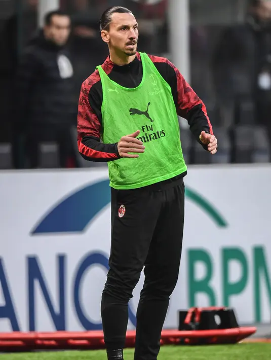 Striker AC Milan, Zlatan Ibrahimovic melihat rekan-rekannya bertanding saat melawan Sampdoria pada pertandingan lanjutan Liga Serie A Italia di stadion San Siro (6/1/2020). Ibahimovic menjalani debutnya kembali bersama AC Milan setelah dikontrak enam bulan. (AFP/Miguel Medina)