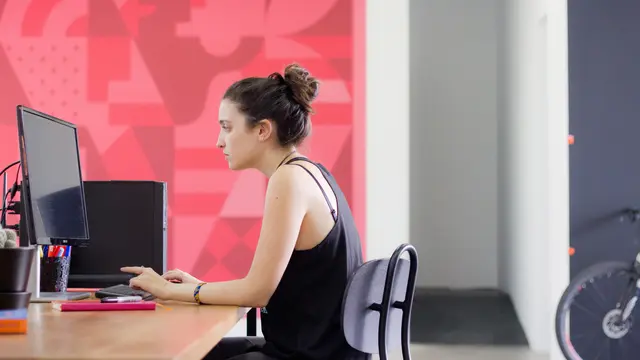 [Fimela] Fokus bekerja di kantor