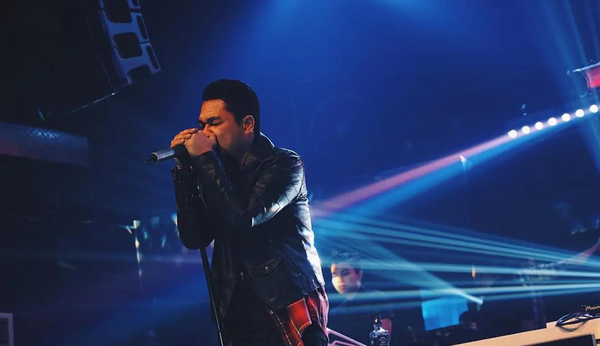 "potek hatii akoh bang @rizalarmada," tulis arsyantii. "Ahhhh patah hati ade bang," tulis c_atix. "Kata" abang bikin meweeeeekkkk,,, terharu bangt bacanyaaa..." tulis pasmadania. (Instagram/rizalarmada)