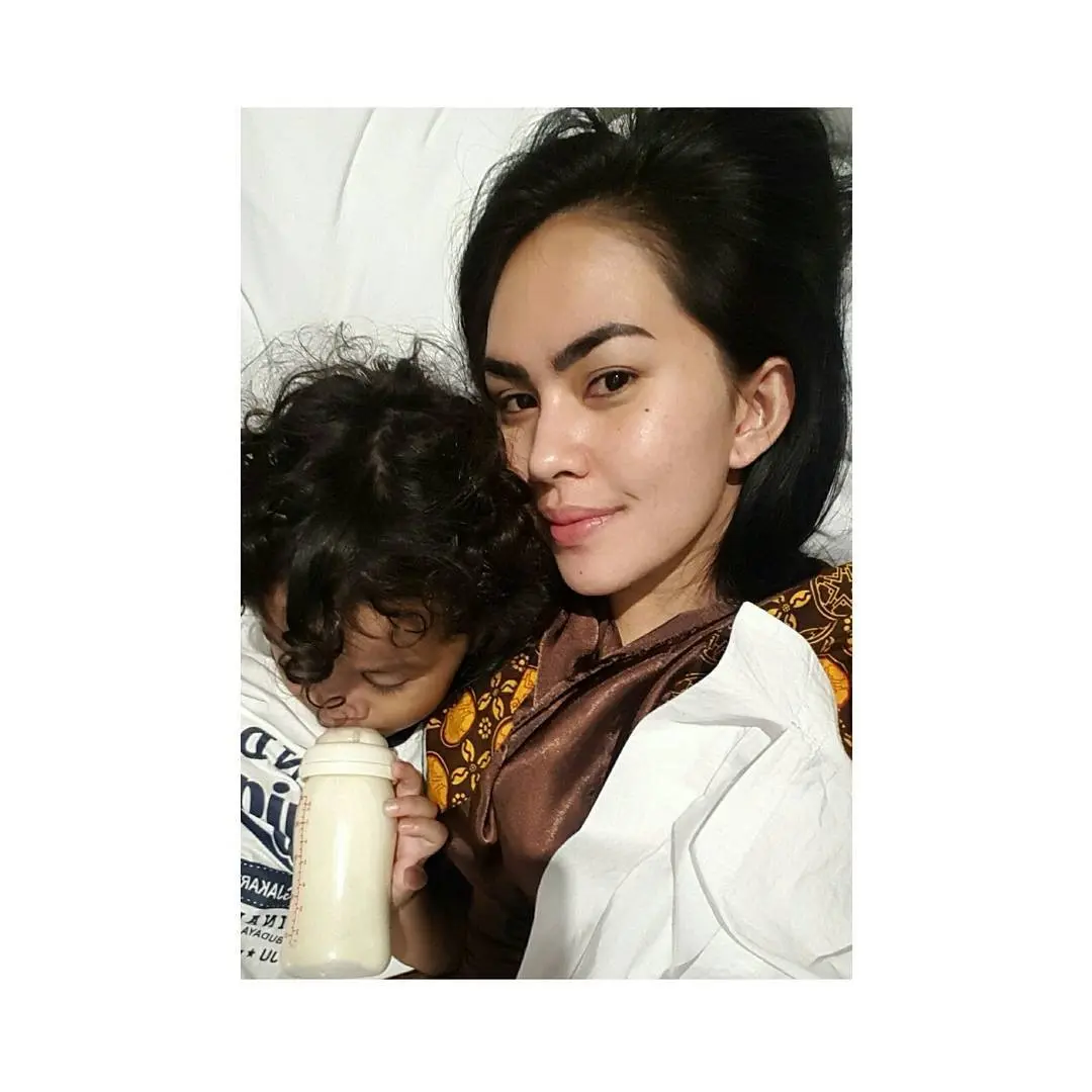 Kartika Putri dan anak angkatnya. (Instagram/kartikaputriworld)