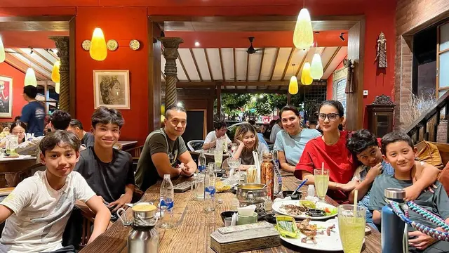 Dinna Olivia (baju biru, tengah) bersama Samuel Rizal dan Marcella Zalianty serta anak-anak mereka (Foto: instagram marcella.zalianty)