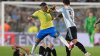 Pemain Argentina, Leandro Paredes, mendorong pemain Brasil, Raphinha, selama pertandingan kualifikasi Piala Dunia 2026 di Stadion Monumental di Buenos Aires, Argentina, Rabu pagi WIB (26-3-2025). (Foto AP/Natacha Pisarenko)