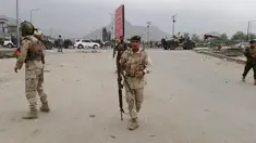 Anggota keamanan berjaga-jaga di lokasi ledakan di Kabul, Afghanistan, Selasa (19/4). Ledakan yang berasal dari sebuah serangan bom bunuh diri itu menyebabkan puluhan orang tewas dan sedikitnya 150 lainnya terluka. (REUTERS/Omar Sobhani)