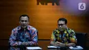 Ketua KPK Firli Bahuri (kiri) dan Plt Jubir KPK Ali Fikri menyampaikan keterangan terkait pengembangan kasus proyek jalan Bengkalis di Gedung KPK, Jakarta, Jumat (17/1/2020). Dalam proyek pembangunan jalan Bengkalis pada 2013-2015 kerugian negara sekitar Rp 475 miliar. (merdeka.com/Dwi Narwoko)