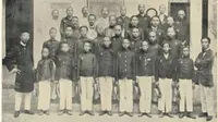 Para murid, guru, dan pengurus Tiong Hoa Hwe Koan di Padang. (Foto: Nio Joe Lan, Riwajat 40 taon dari Tiong Hoa Hwe Koan-Batavia, 1900-1939/Padangkita.com)
