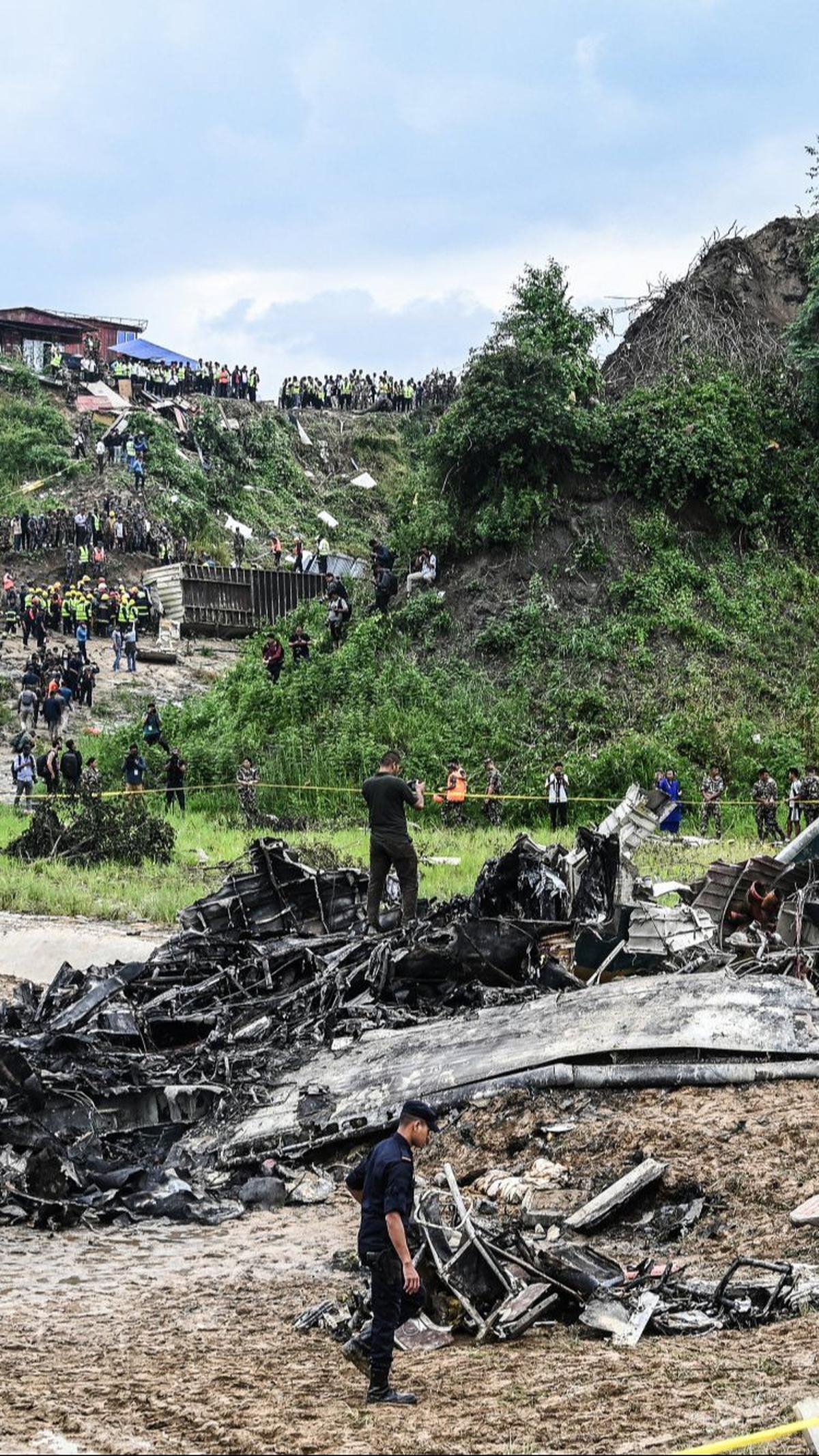 Di lokasi kejadian, pesawat Saurya Airlines tampak hancur lebur. Puing-puingnya yang hangus tampak berceceran tak jauh dari lokasi lepas landas.&nbsp;Foto: Prakash Mathema/AFP