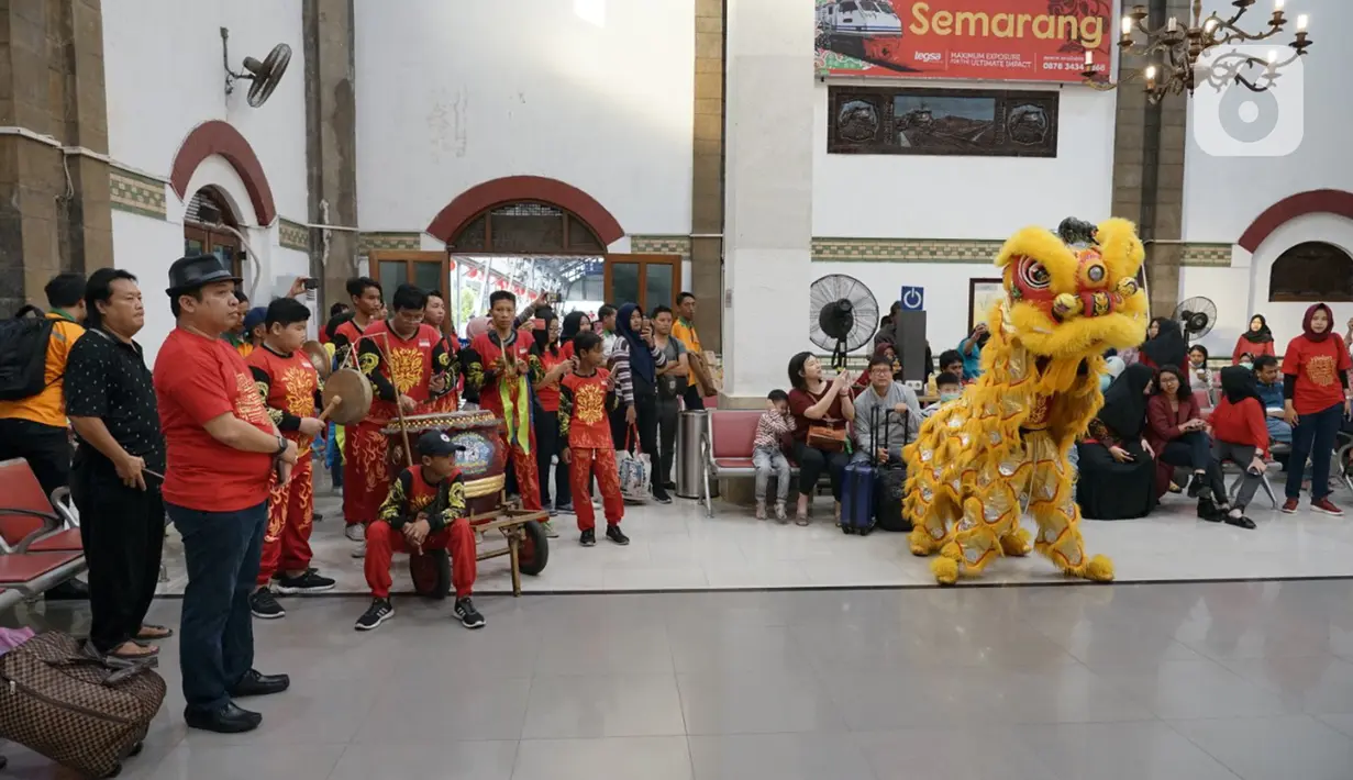 Atraksi barongsai menghibur penumpang di Stasiun Tawang, Semarang, Jawa Tengah, Sabtu (25/1/2020). Atraksi barongsai dari Putra Mataram menghibur para pengguna jasa kereta api dalam memeriahkan perayaan Tahun Baru Imlek 2571. (Liputan6.com/Gholib)