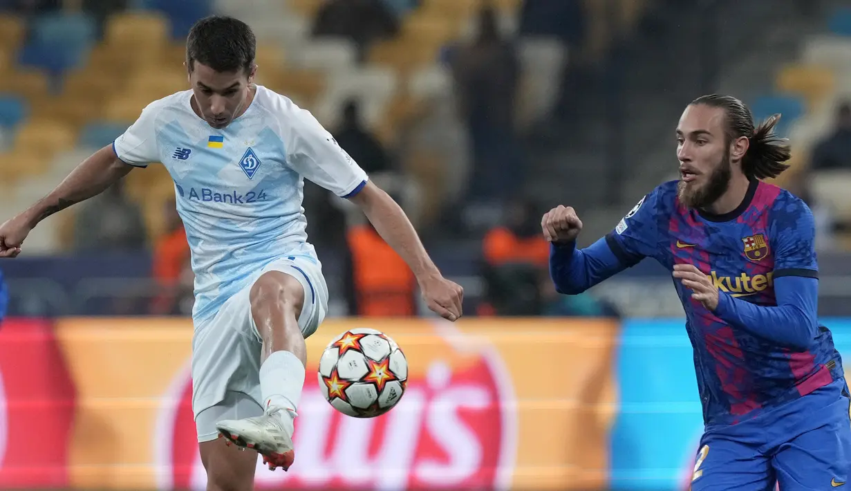Gelandang Dynamo Kiev, Carlos de Pena berduel memperebutkan bola dengan bek Barcelona, Oscar Mingueza pada Matchday 4 Liga Champions di NSK Olimpiyskiy, Rabu (3/11/2021) dini hari WIB. Barcelona menang tipis 1-0 saat bertamu ke markas Dynamo Kiev. (AP Photo/Efrem Lukatsky)