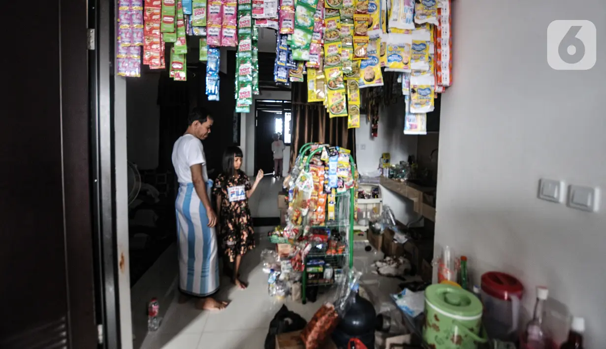 Salah seorang penghuni membuka warung di dalam unit Kampung Susun Akuarium, Penjaringan, Jakarta, Rabu (27/10/2021). Hingga saat ini penghuni Kampung Susun Akuarium yang merupakan korban penggusuran tersebut masih dibebaskan biaya sewa. (merdeka.com/Iqbal S Nugroho)