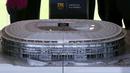 Maket proyek pemugaran Stadion Camp Nou di tampilkan saat presentasi di Barcelona, Spanyol (21/4). Barcelona mengumumkan Stadion Camp Nou akan direnovasi dan dijadwalkan proyek akan dimulai pada musim 2017-18 hingga musim 2021-22. (REUTERS/Albert Gea)