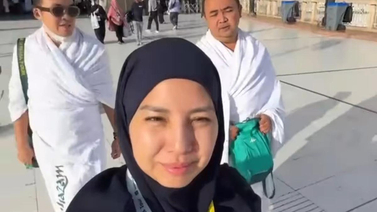 Jelang Puncak Ibadah Haji, Tya Ariestya Ungkap Anak Sulungnya Masuk Rumah Sakit