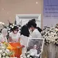 Usai ditutupi kain, Dewi Lestari, dan kedua anaknya, serta Sharena Delon, Ryan Delon, dan ibunya menundukkan kepala untuk berdoa. (Foto: YouTube)