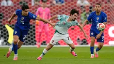 Pemain Kroasia Igor Matanovic menarik jersey pemain Portugal  Vitinha selama pertandingan sepak bola babak 32 Piala Dunia antara Portugal dan Kroasia di Toronto, Kamis, (02/07/2026). (AP Photo/ Mike Stewart)