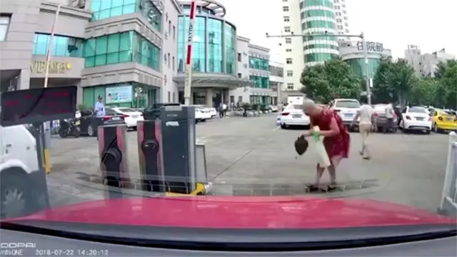 Seorang wanita di China tertimpa palang pintu parkir otomatis di kepala. Akibatnya rambut palsu yang ia gunakan terlepas dari kepalanya.