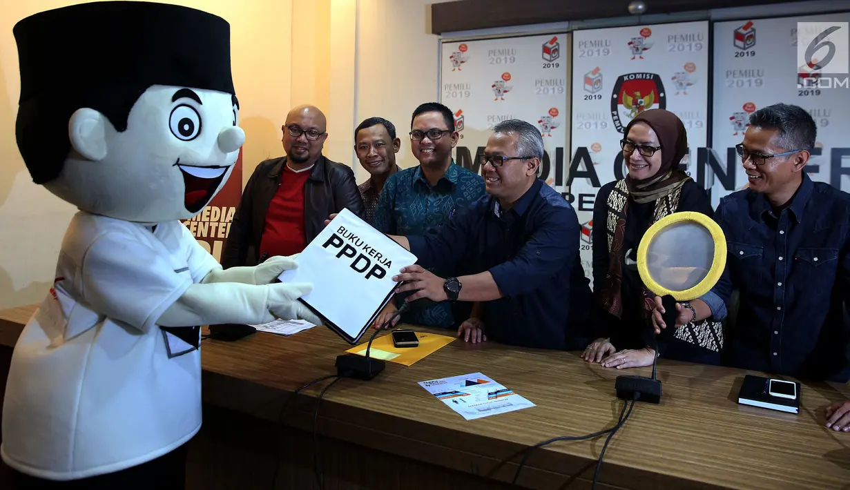 Ketua KPU Arief Budiman (ketiga kanan) bersama Komisioner KPU Wahyu Setiawan, Evi Novida, Viryan Azis, Pramono Ubaid, dan Ilham Saputra (dari kanan) menerima secara simbolis buku kerja PPDP di Kantor KPU, Jakarta, Minggu (14/1). (Liputan6.com/Johantallo)