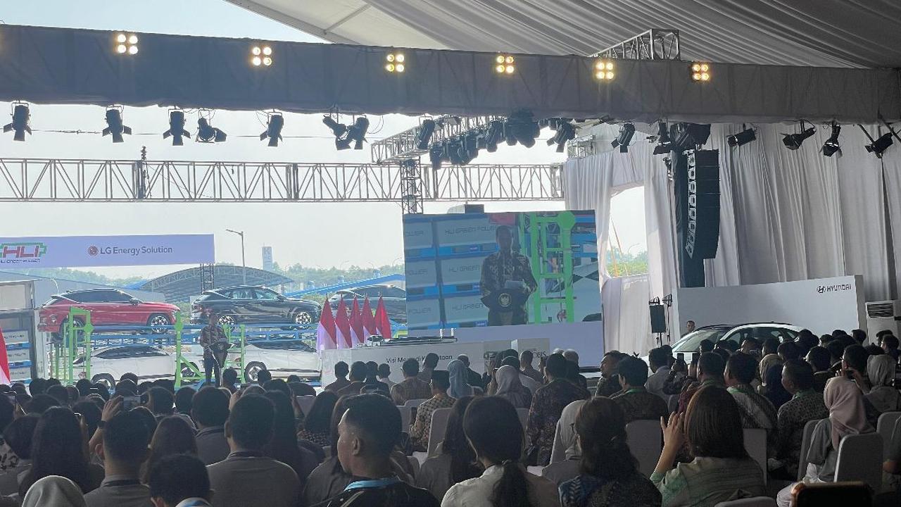 Jokowi mengklaim, pabrik sel baterai EV di Karawang ini adalah yang terbesar di Asia tenggara.&nbsp;